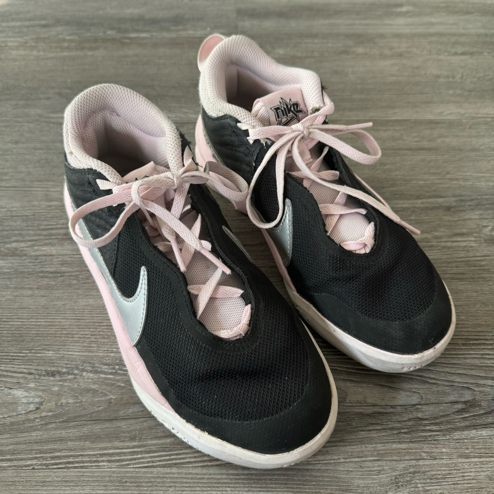 Nike Team Hustle D 10 Kids Girls Youth Black Pink 3.5Y